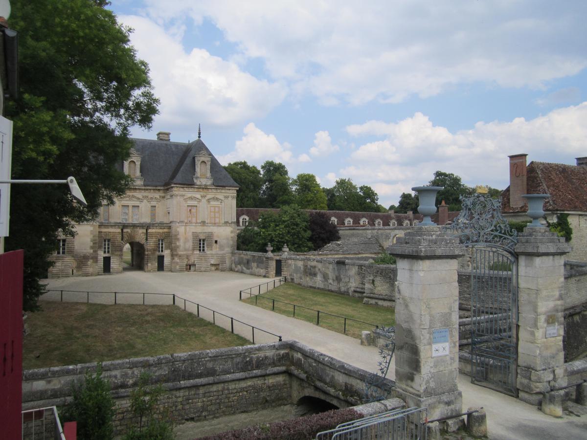 ホテル La Basse Cour Tanlay エクステリア 写真